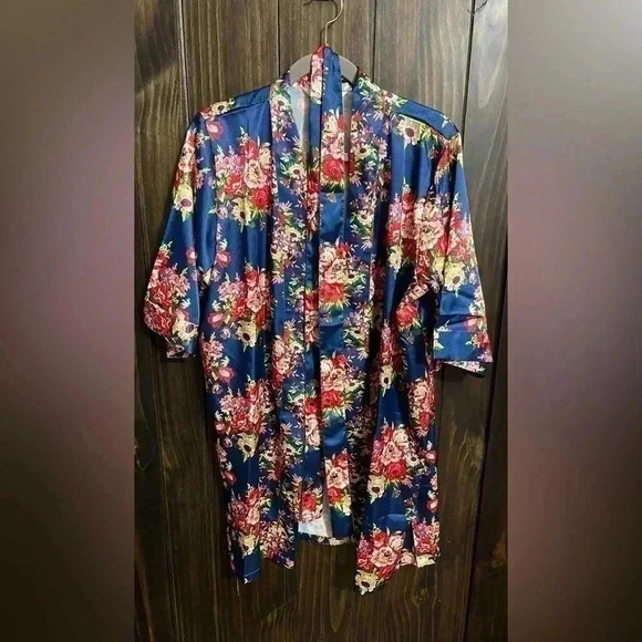 Floral Satin Robe. Brand: Pretty Robes. Size: S/M - Picture 12 of 12